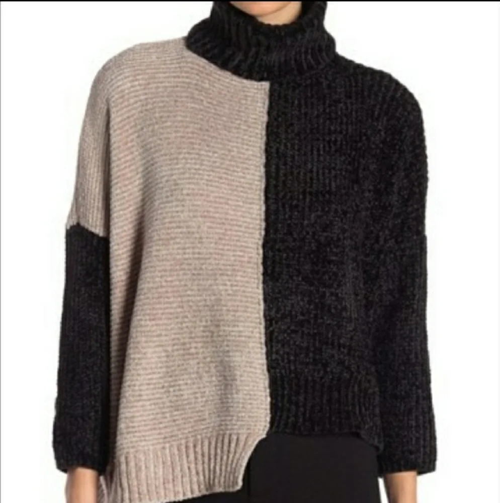 Romeo + Juliet Couture Women's Chenille Color Block Turtleneck Sweater Medium